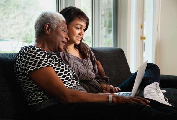 奶奶和孙女在笔记本电脑上研究