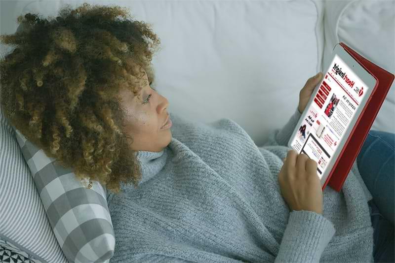女人在平板电脑上阅读心灵洞察
